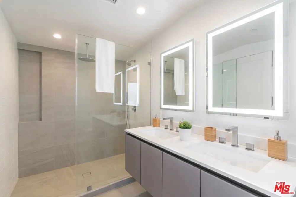 7150 Willoughby Avenue Los Angeles, CA 90046