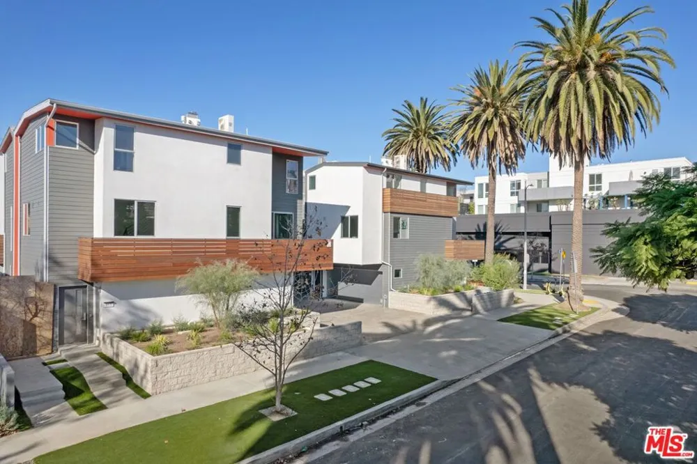 7150 Willoughby Avenue Los Angeles, CA 90046
