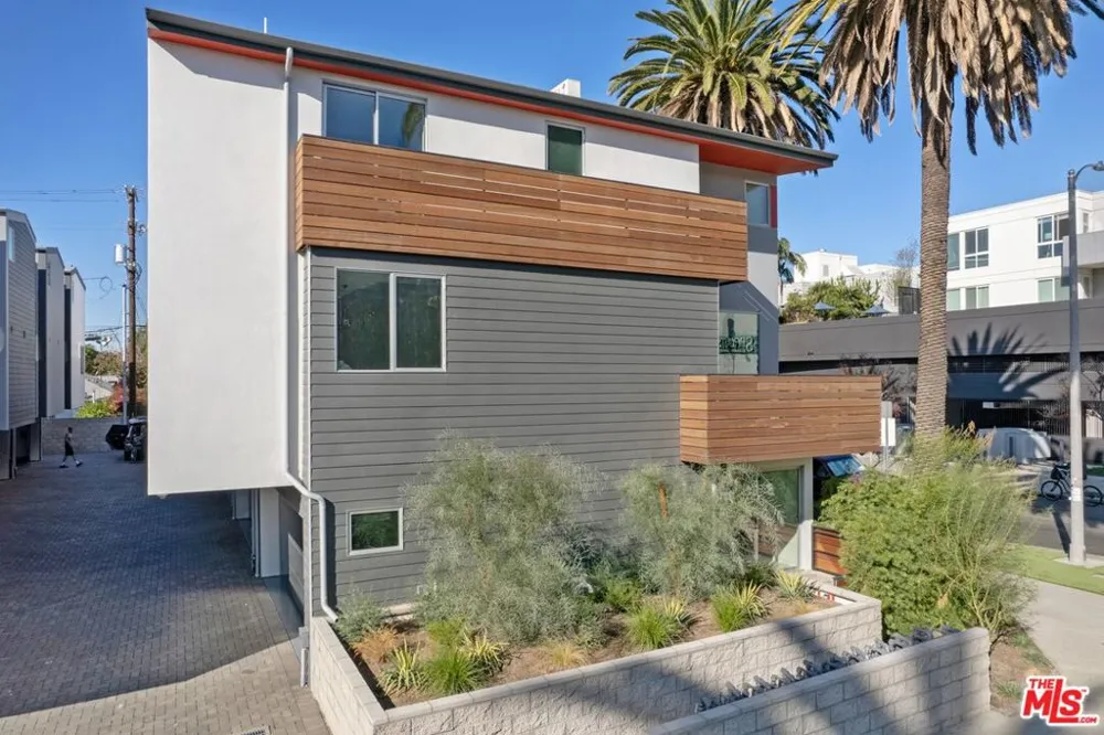 7150 Willoughby Avenue Los Angeles, CA 90046