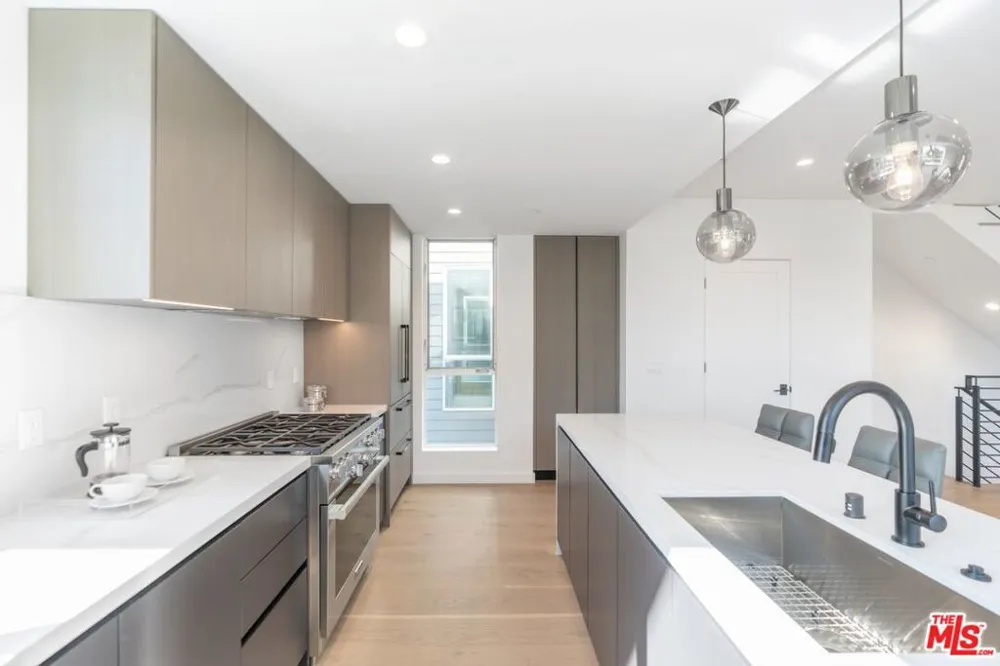 7150 Willoughby Avenue Los Angeles, CA 90046