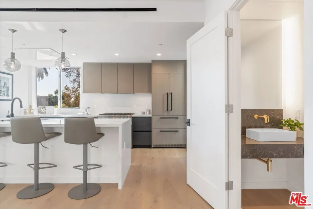 7150 Willoughby Avenue Los Angeles, CA 90046
