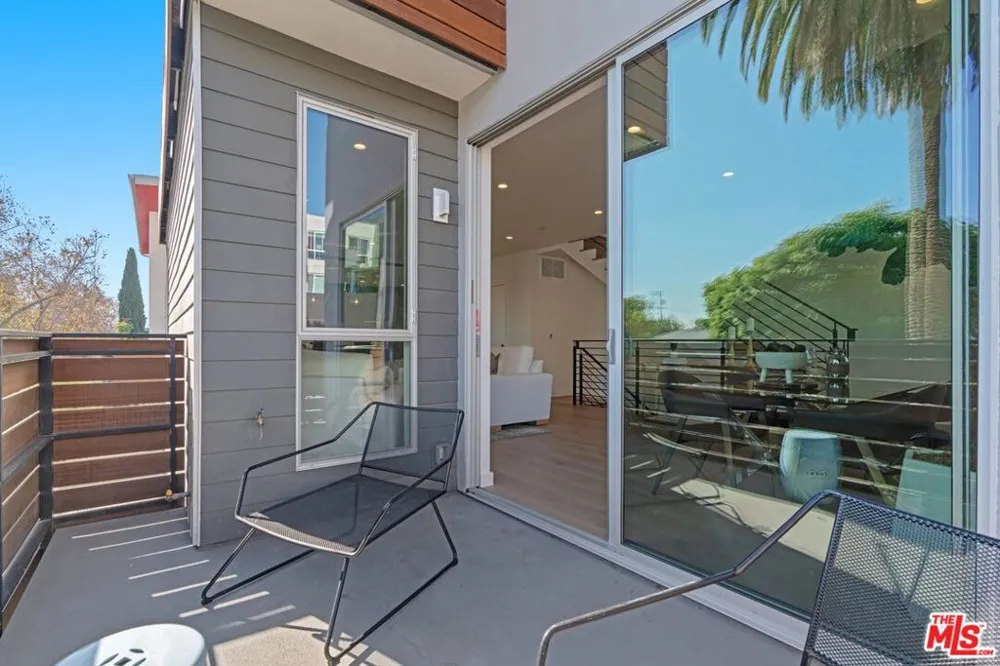7150 Willoughby Avenue Los Angeles, CA 90046