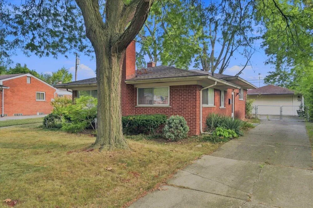 27445 Buckingham Street Livonia City, MI 48154
