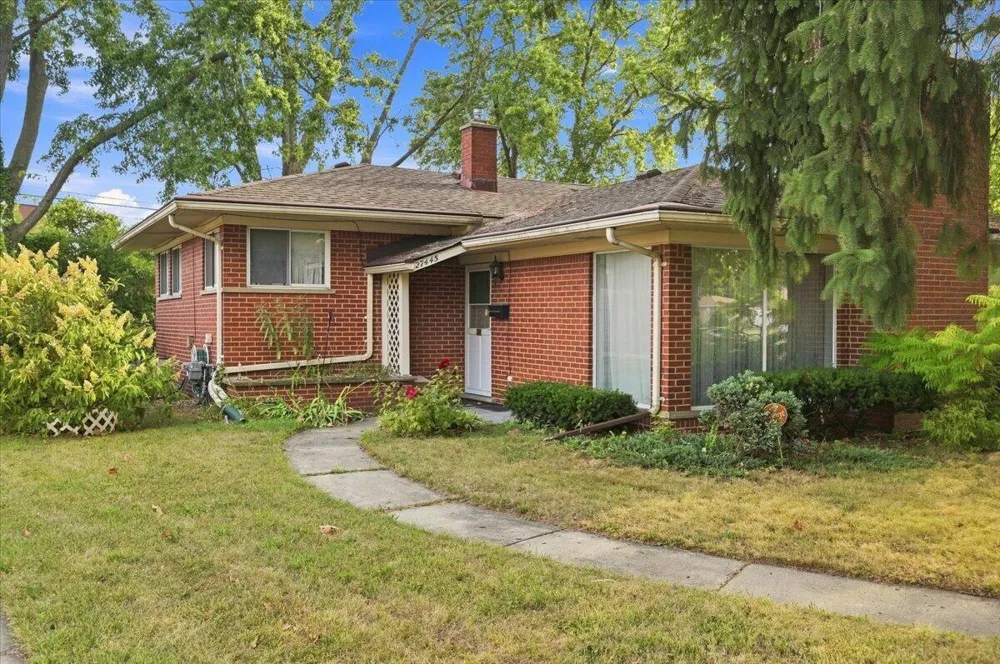 27445 Buckingham Street Livonia City, MI 48154