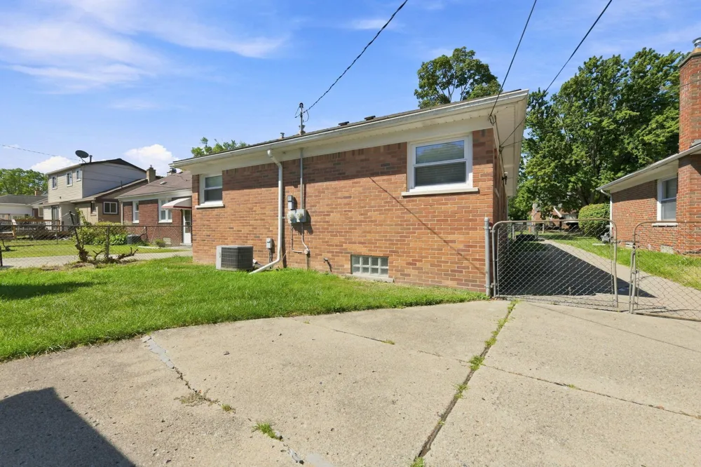 11386 Hemingway Street Redford, MI 48239