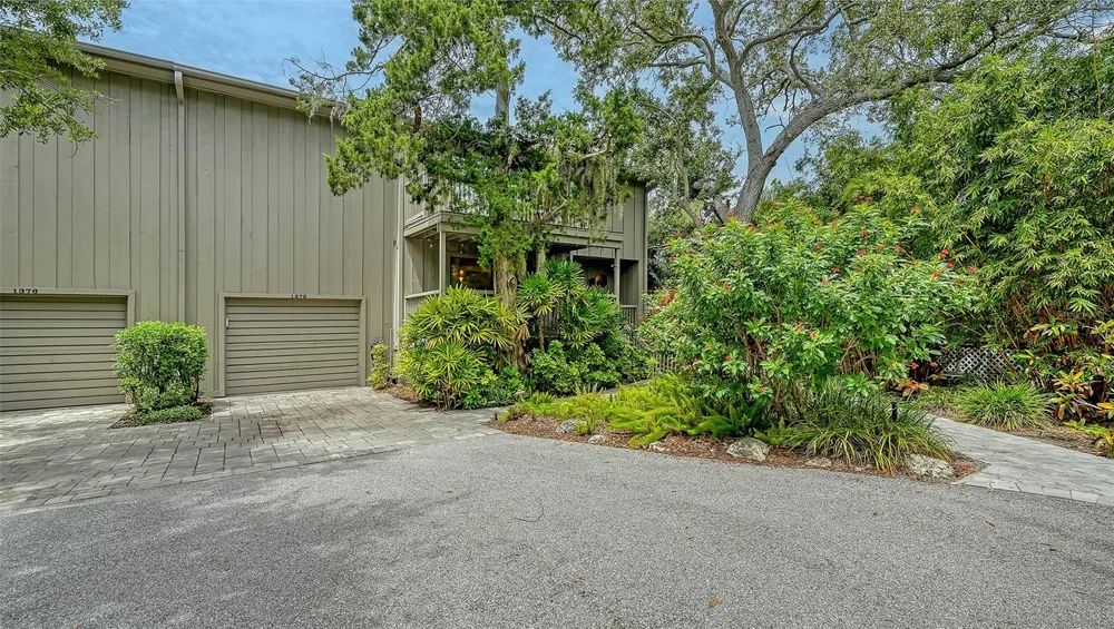 1372 LANDINGS POINT #28 Sarasota, FL 34231
