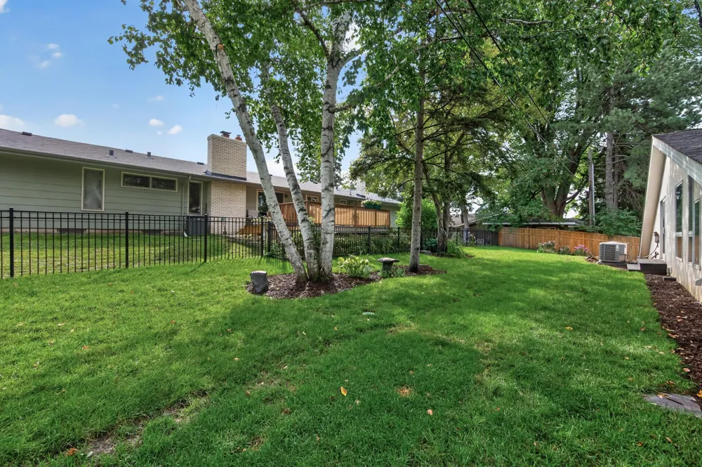 2420 Simpson Street Roseville, MN 55113