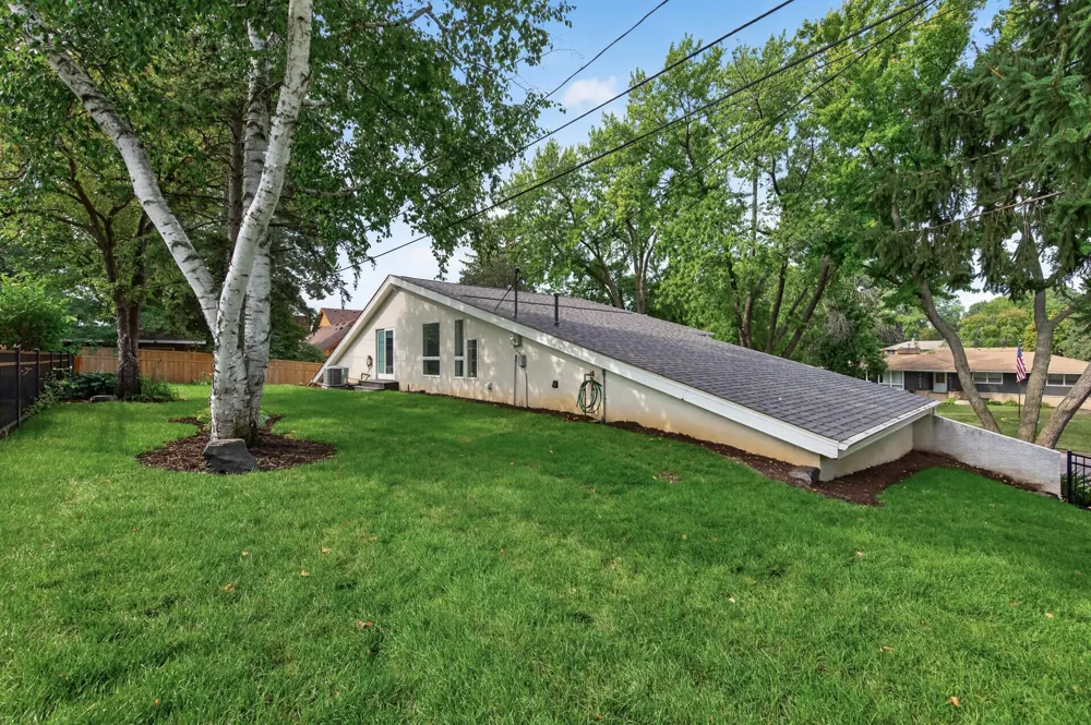 2420 Simpson Street Roseville, MN 55113