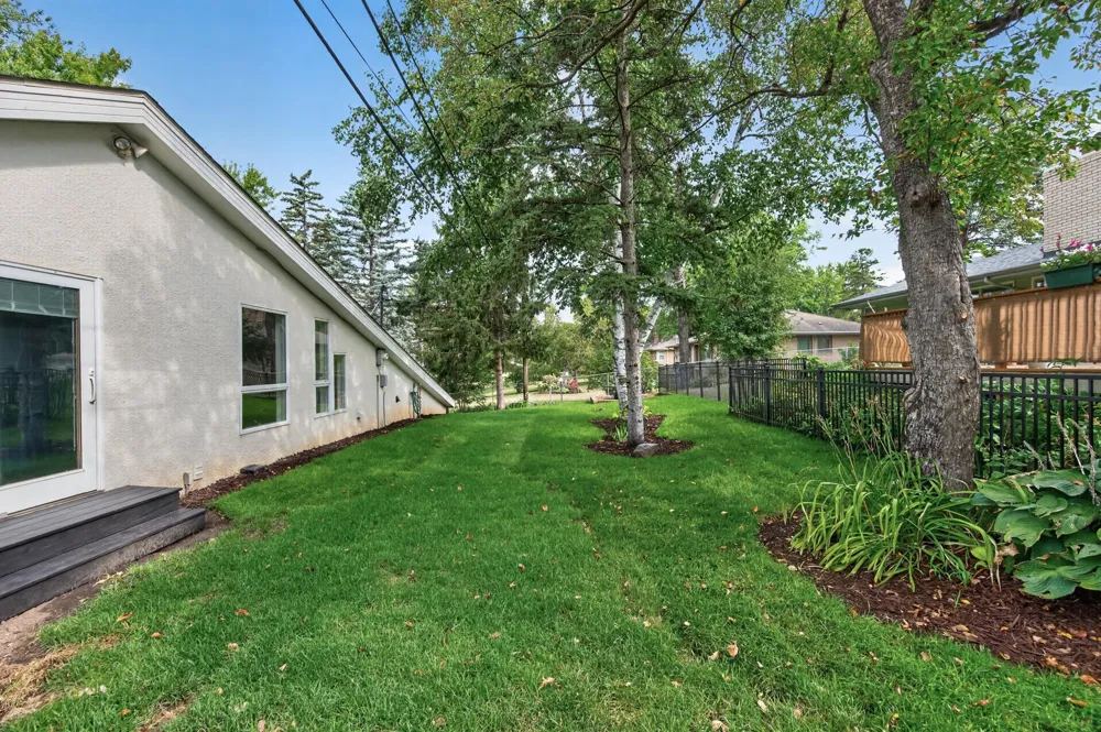 2420 Simpson Street Roseville, MN 55113