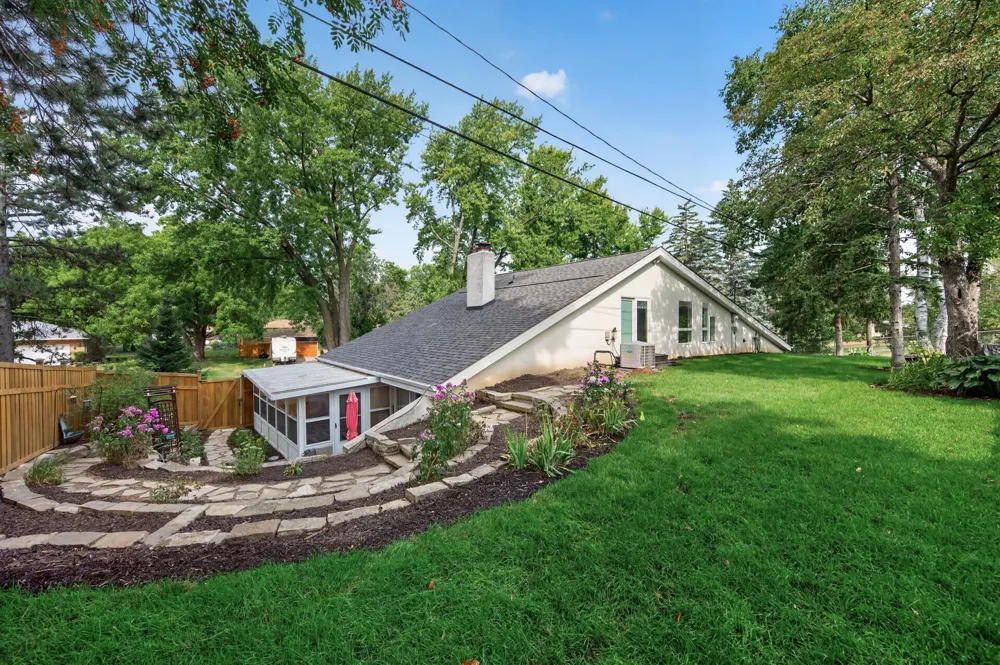 2420 Simpson Street Roseville, MN 55113