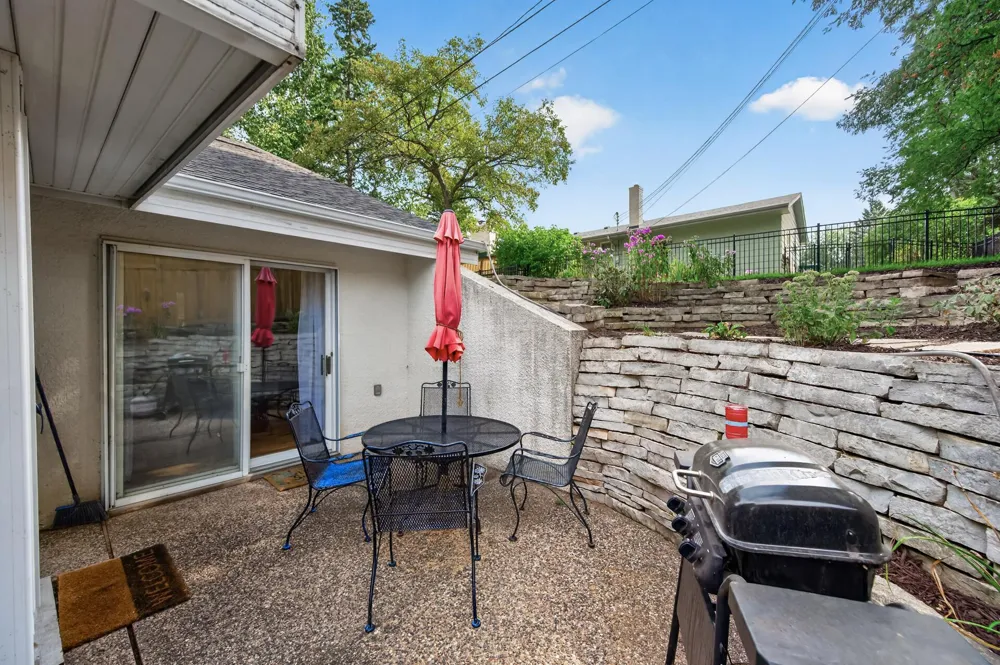 2420 Simpson Street Roseville, MN 55113