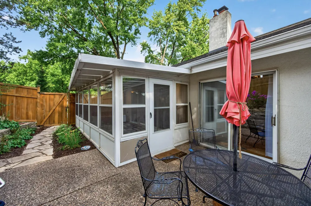 2420 Simpson Street Roseville, MN 55113