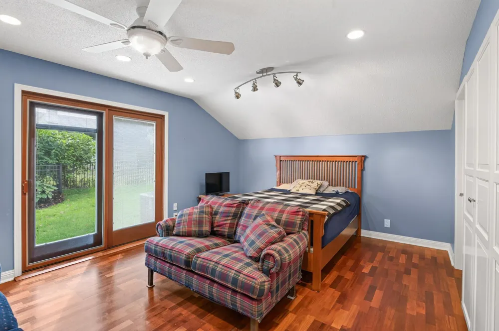 2420 Simpson Street Roseville, MN 55113