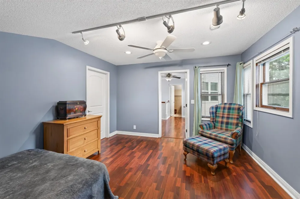 2420 Simpson Street Roseville, MN 55113