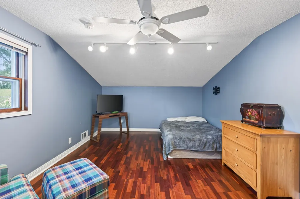 2420 Simpson Street Roseville, MN 55113