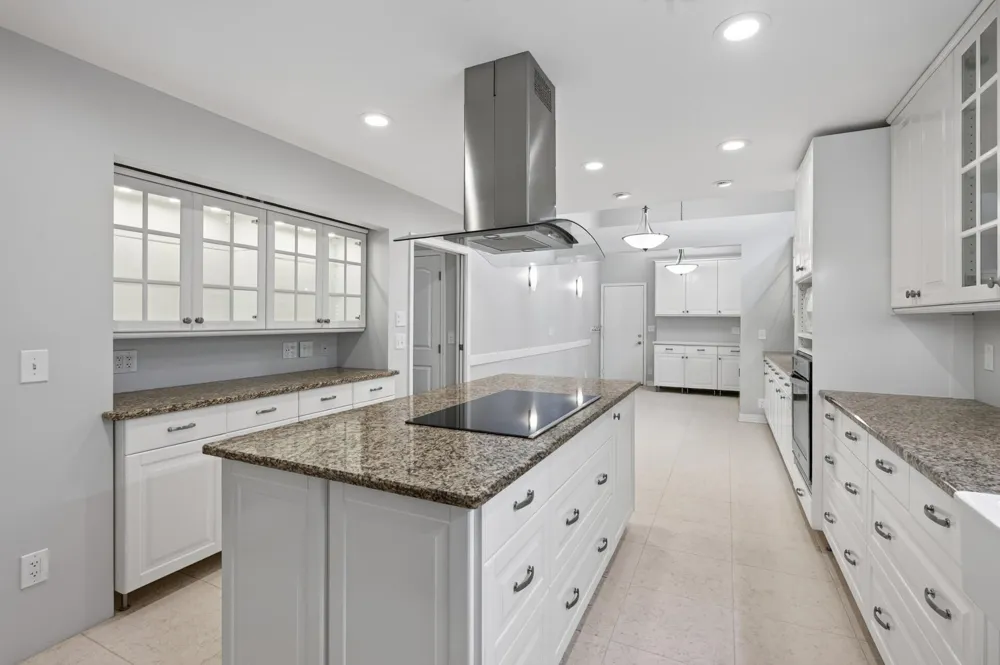 2420 Simpson Street Roseville, MN 55113