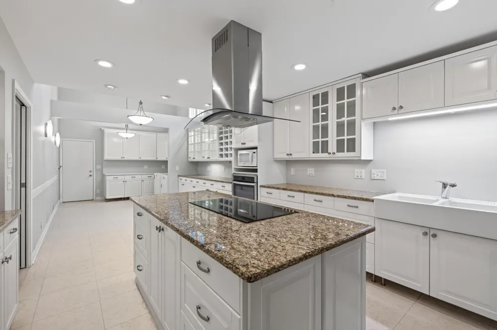 2420 Simpson Street Roseville, MN 55113