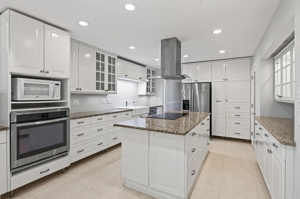 2420 Simpson Street Roseville, MN 55113