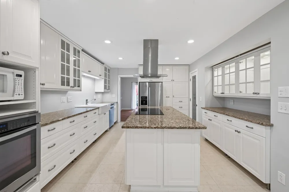 2420 Simpson Street Roseville, MN 55113