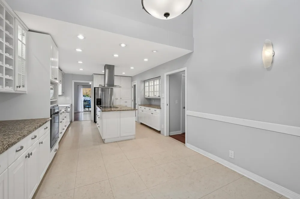 2420 Simpson Street Roseville, MN 55113
