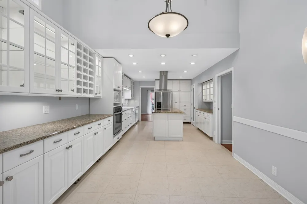 2420 Simpson Street Roseville, MN 55113