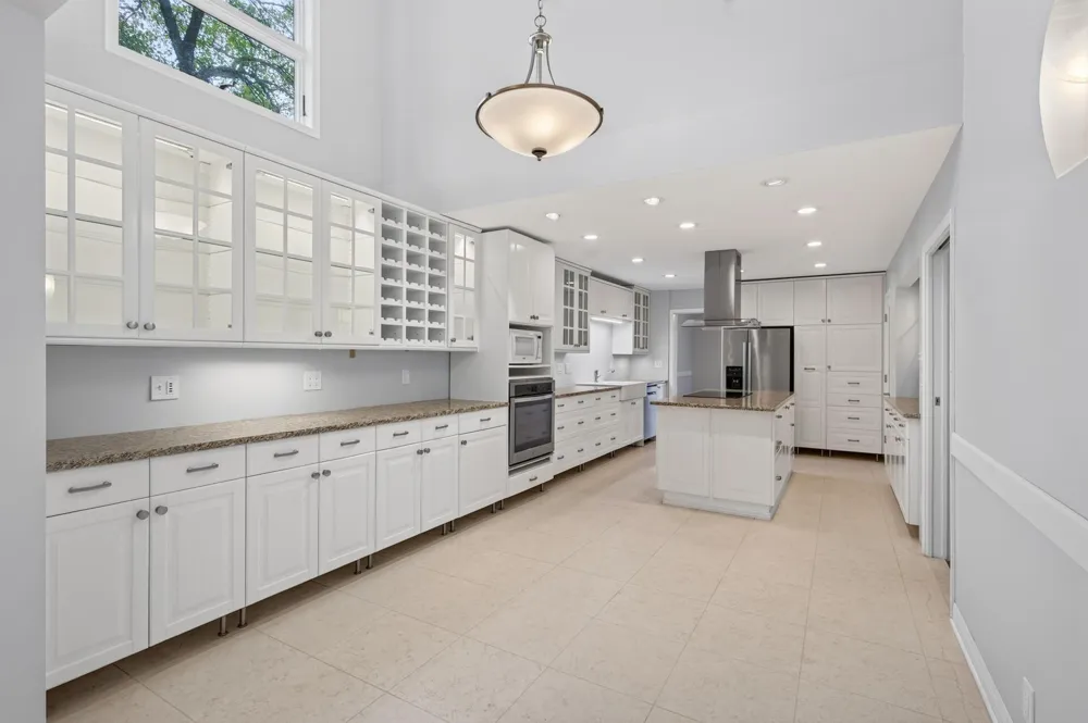 2420 Simpson Street Roseville, MN 55113