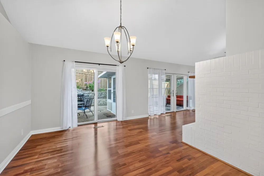 2420 Simpson Street Roseville, MN 55113