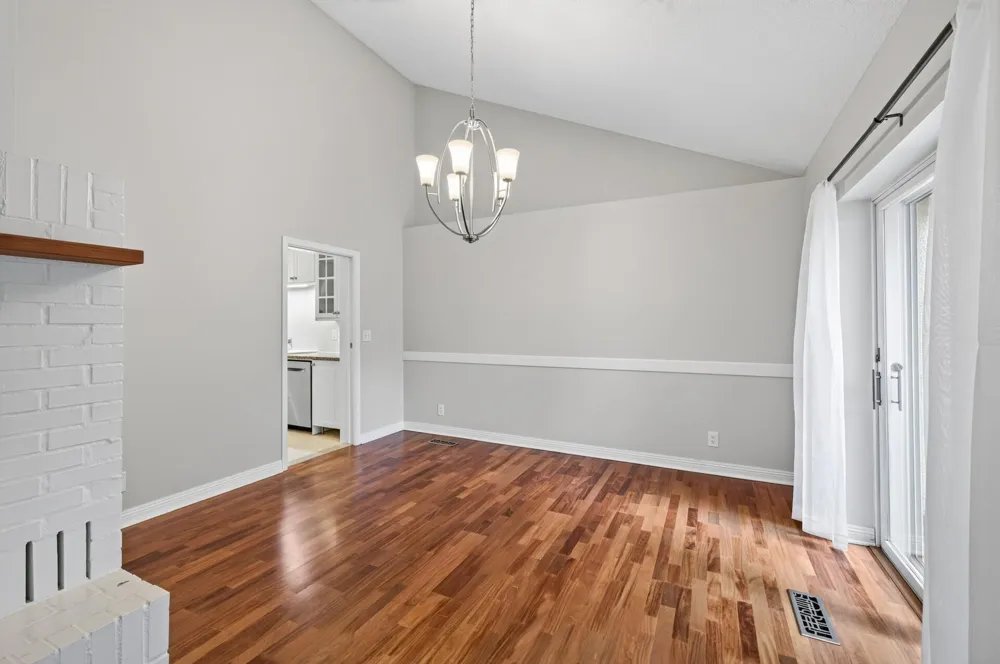 2420 Simpson Street Roseville, MN 55113
