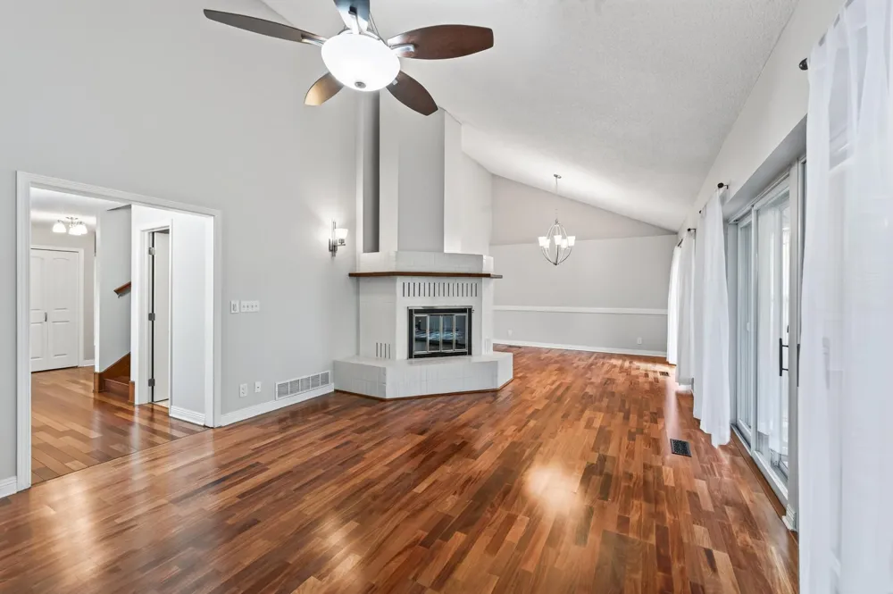 2420 Simpson Street Roseville, MN 55113