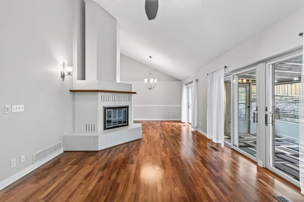 2420 Simpson Street Roseville, MN 55113