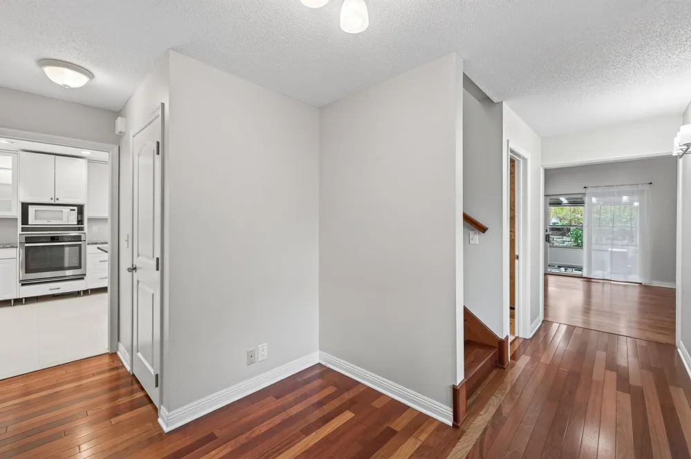 2420 Simpson Street Roseville, MN 55113