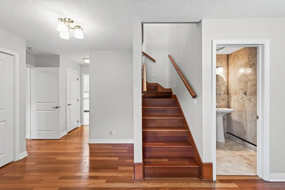 2420 Simpson Street Roseville, MN 55113