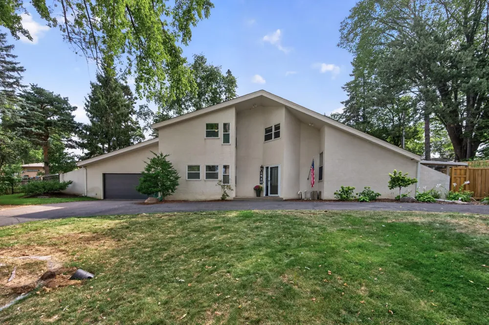 2420 Simpson Street Roseville, MN 55113