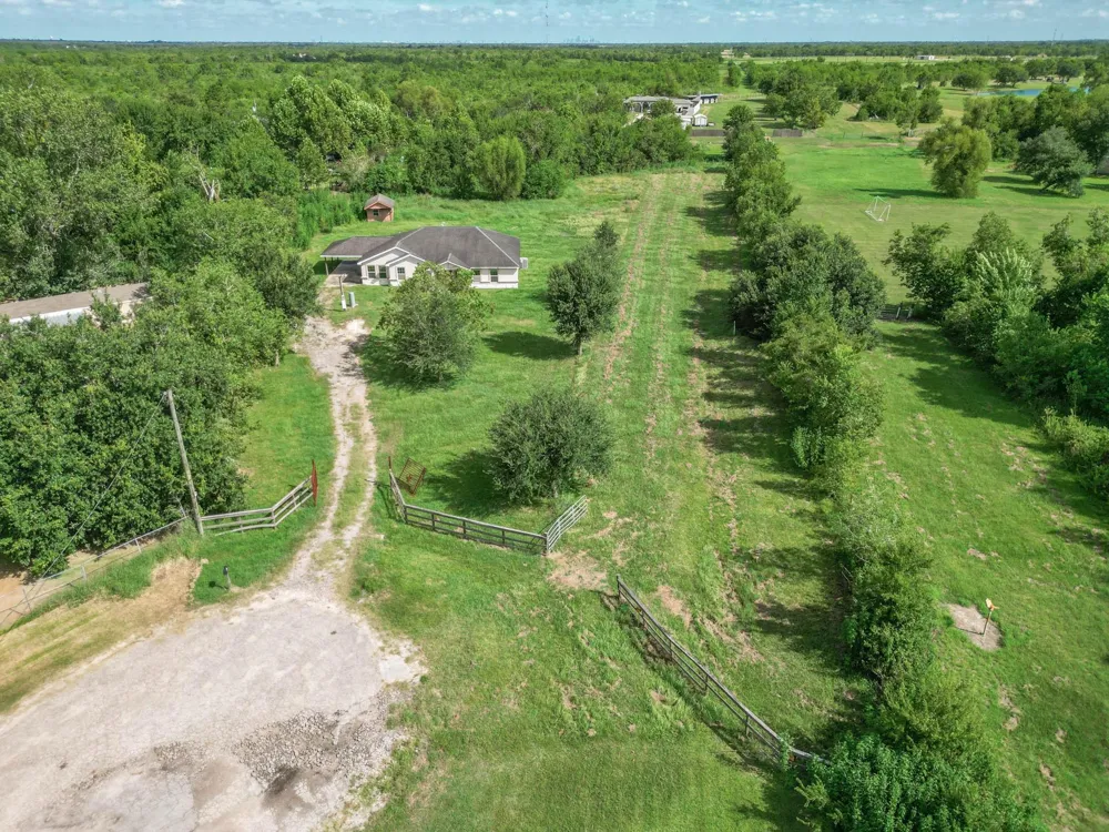 1499 County Road 393b Alvin, TX 77511