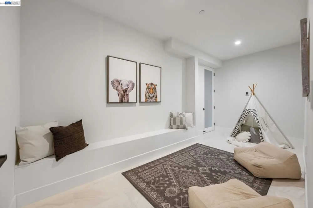 5883 Margarido Dr Oakland, CA 94618