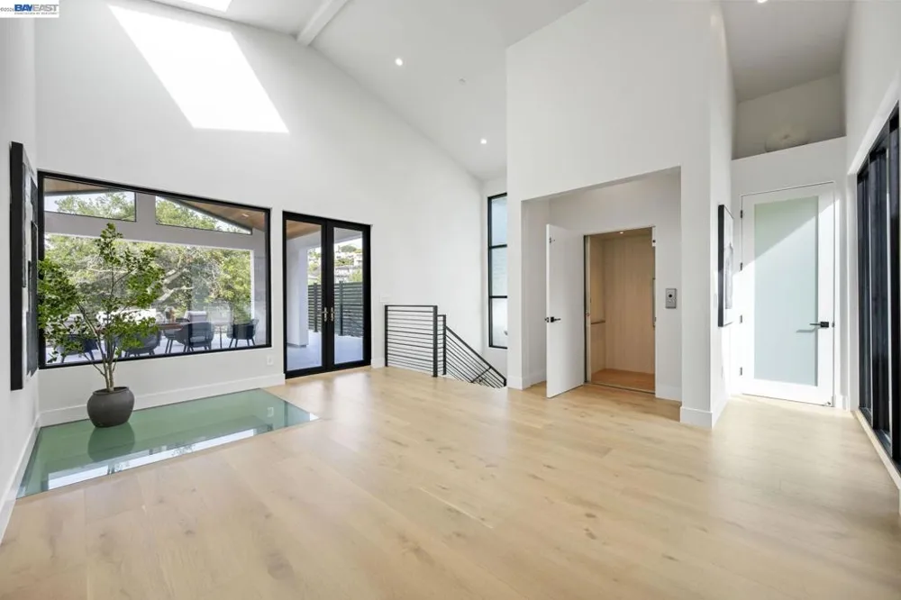 5883 Margarido Dr Oakland, CA 94618