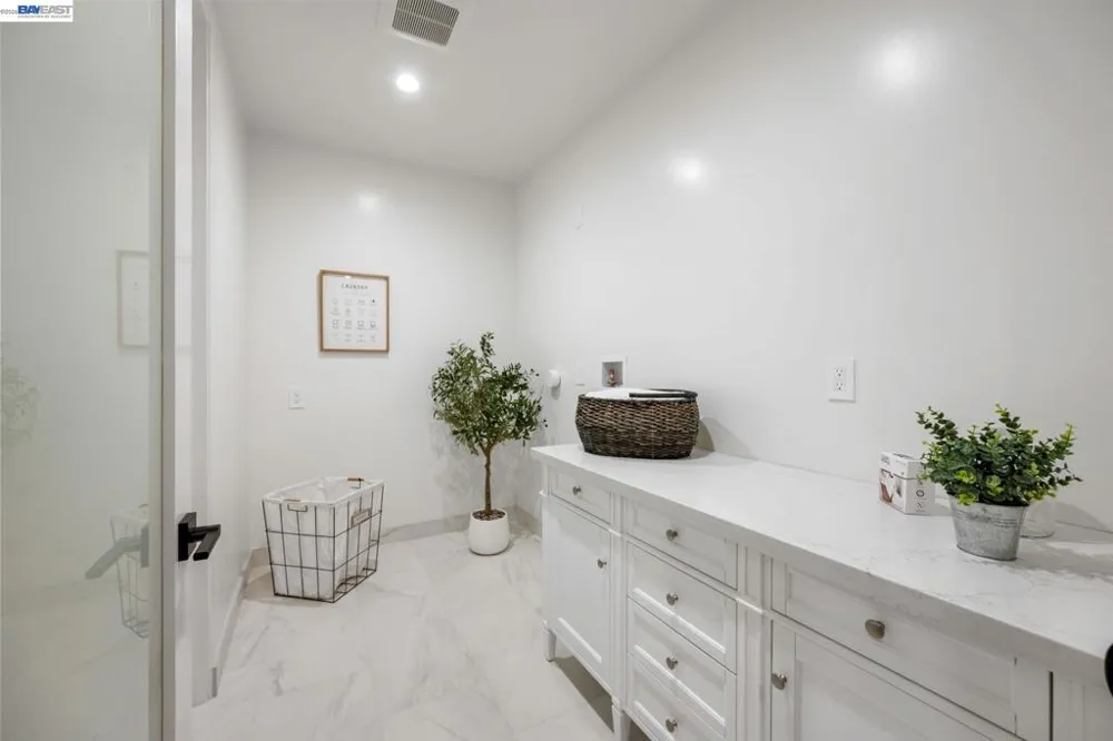5883 Margarido Dr Oakland, CA 94618