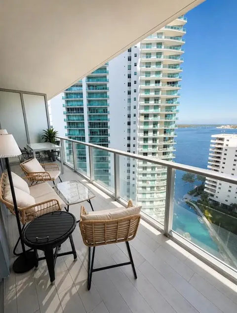 1300 Brickell Bay Dr #1807