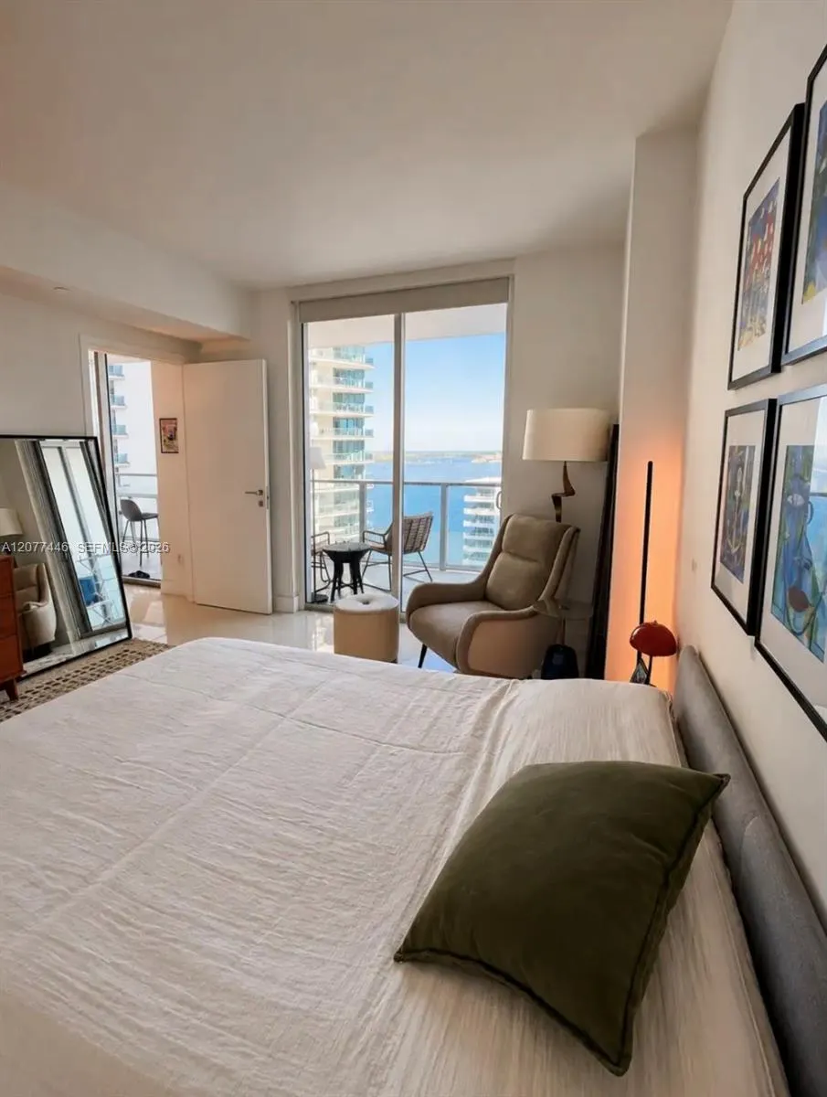 1300 Brickell Bay Dr #1807 Miami, FL 33131
