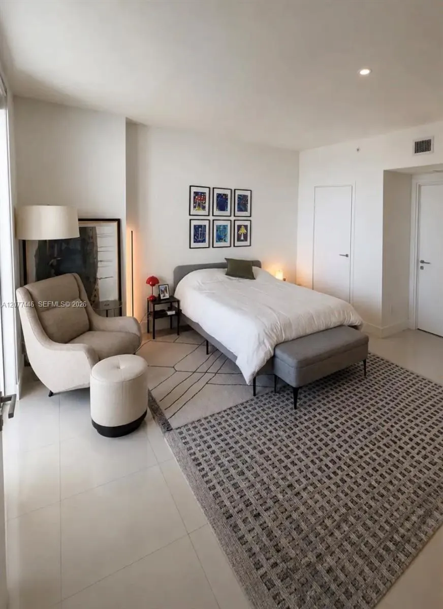 1300 Brickell Bay Dr #1807 Miami, FL 33131