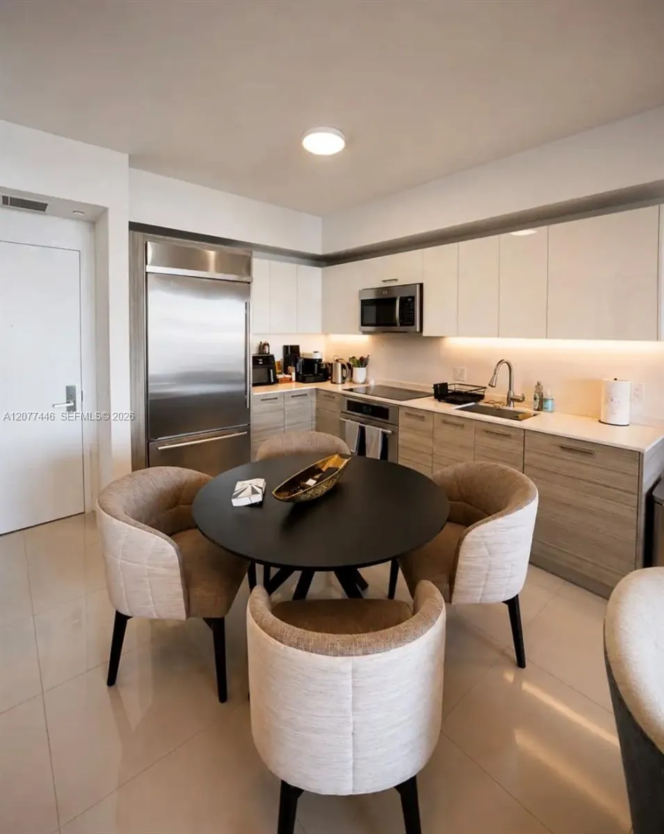 1300 Brickell Bay Dr #1807 Miami, FL 33131