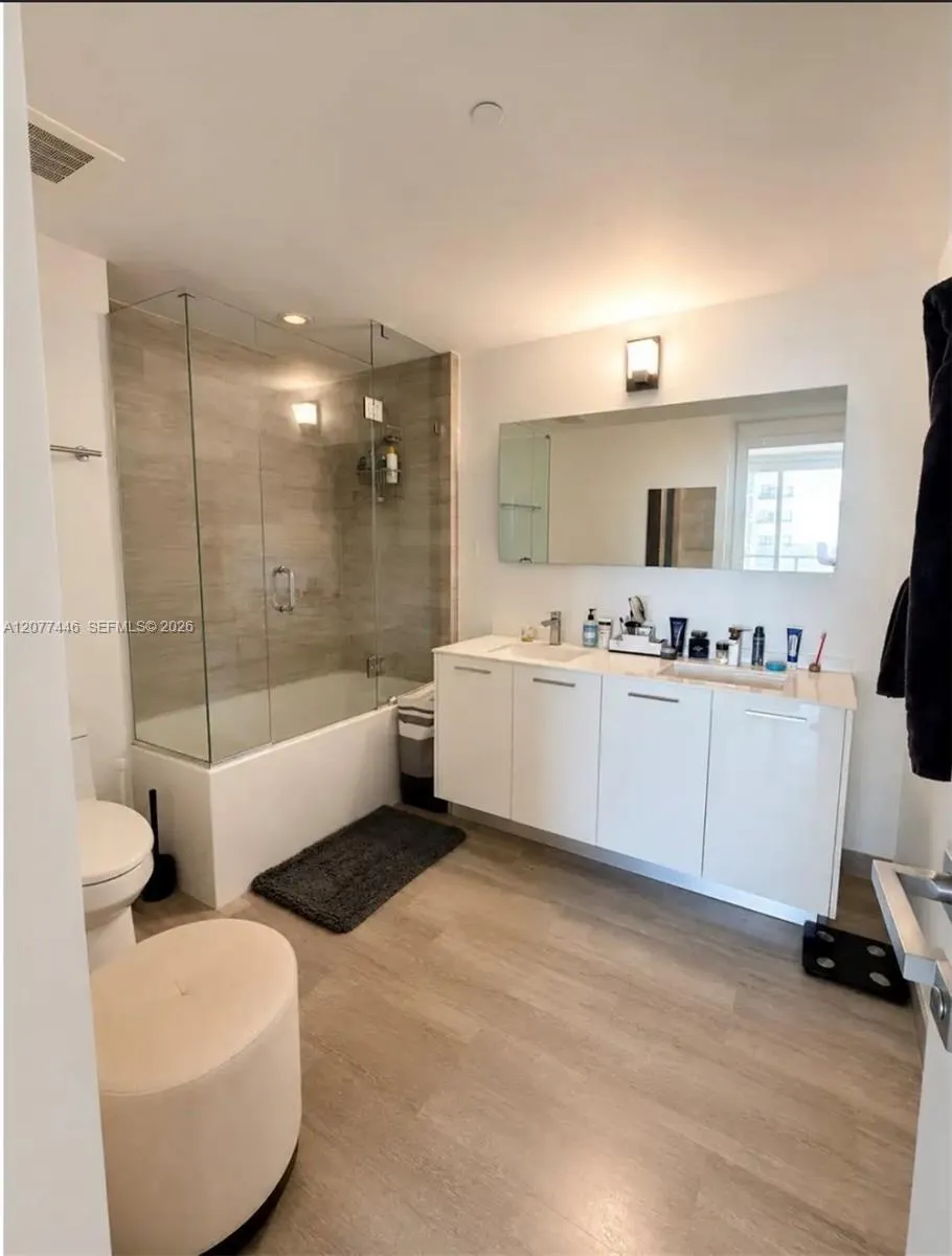 1300 Brickell Bay Dr #1807 Miami, FL 33131