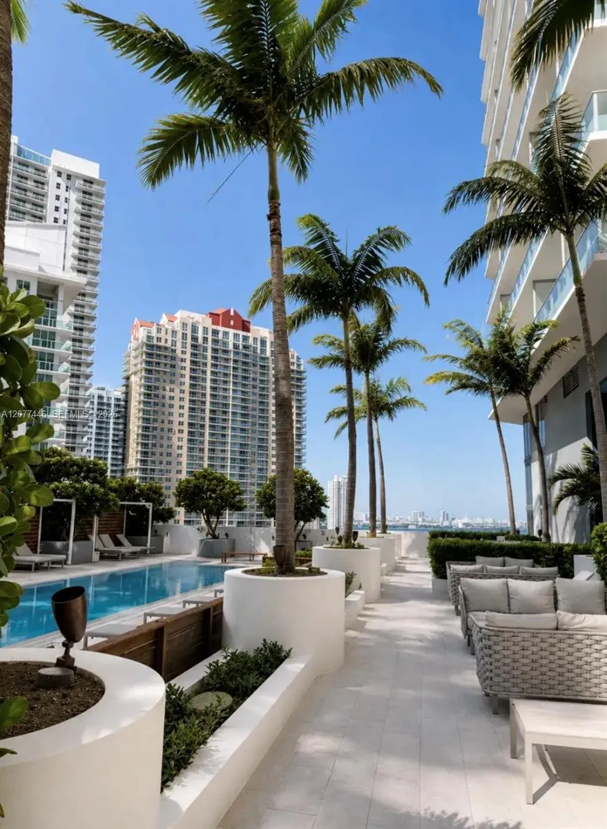 1300 Brickell Bay Dr #1807 Miami, FL 33131