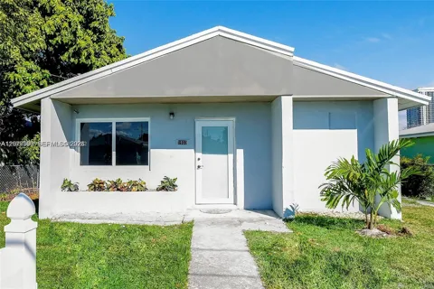 1933 NW 2nd Ct