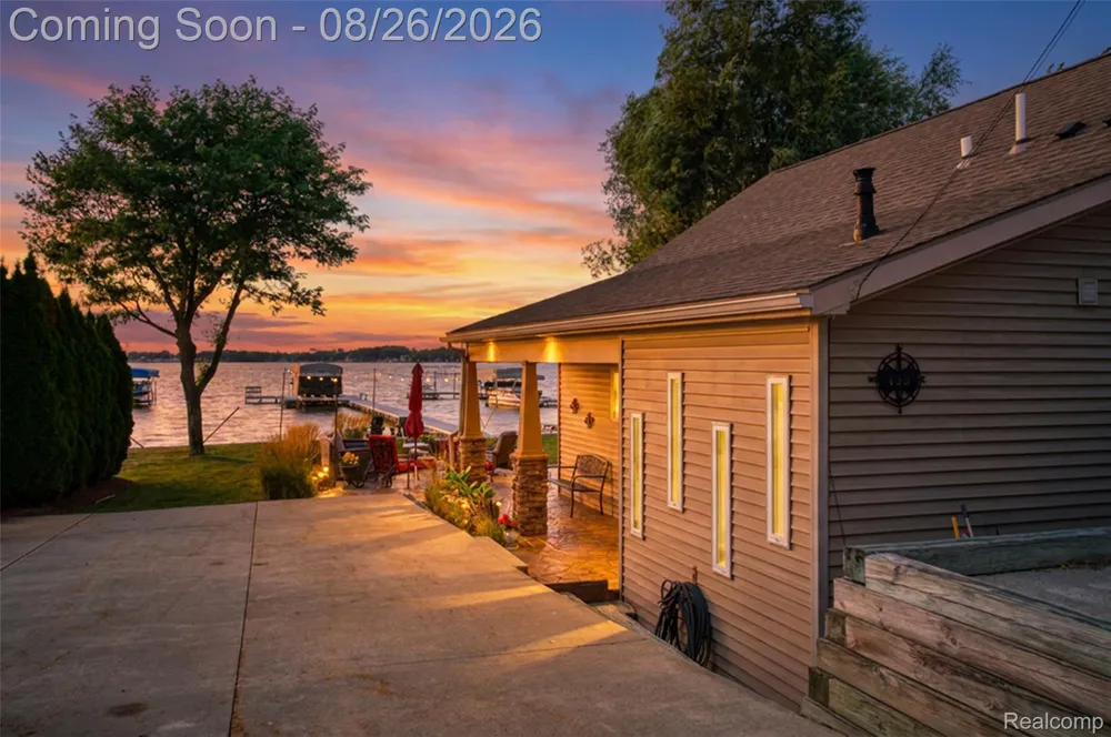 453 E Shore Drive Northfield Township, MI 48189