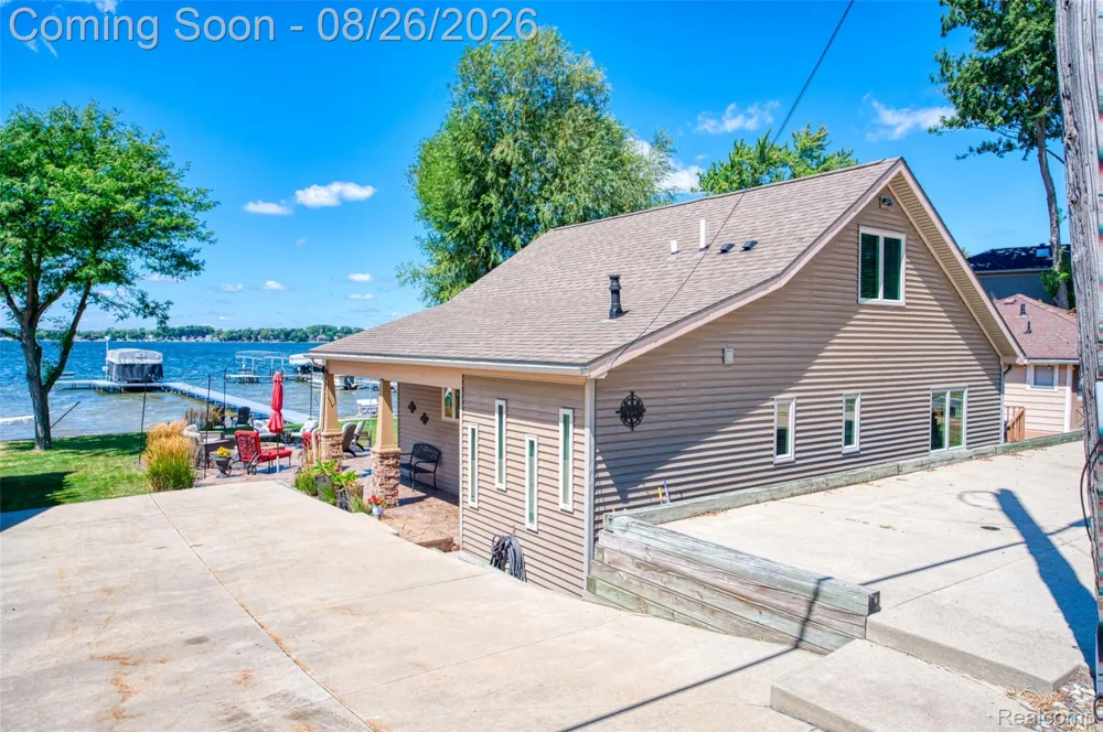 453 E Shore Drive Northfield Township, MI 48189