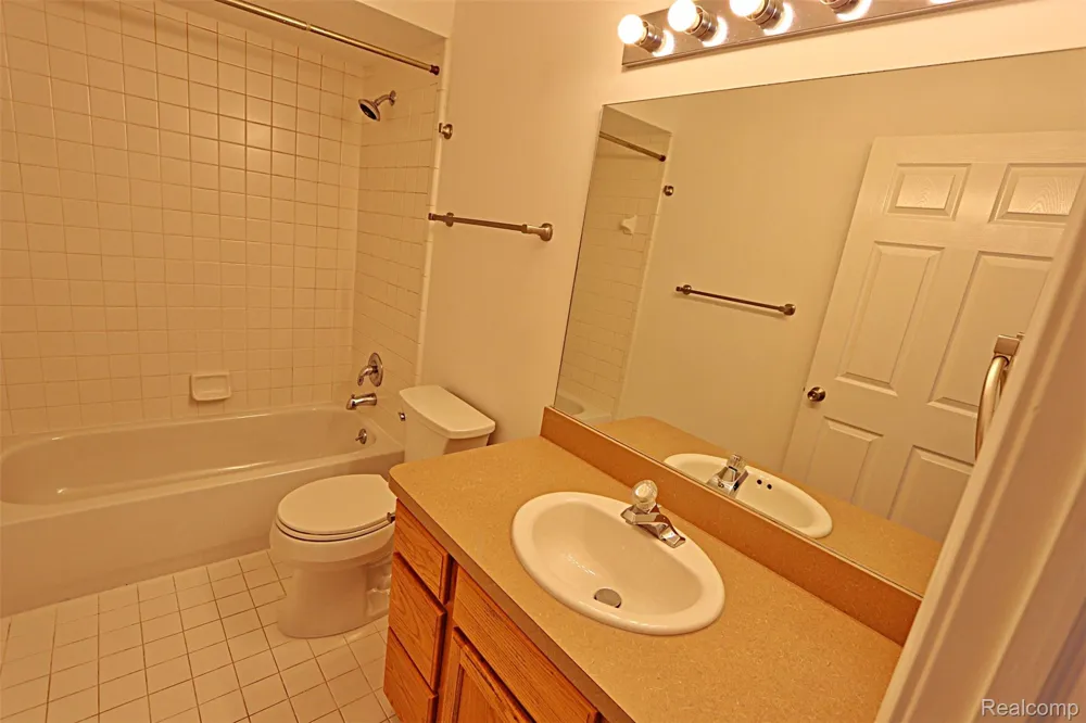 2320 Baltusrol Drive Commerce Charter Township, MI 48382