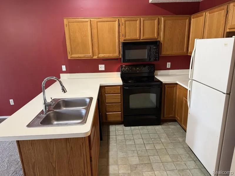 4962 OAK HILL DRIVE #75 Waterford Charter Township, MI 48329