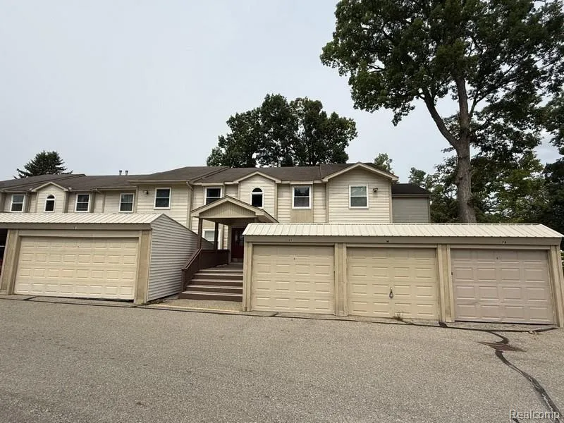 4962 OAK HILL DRIVE #75 Waterford Charter Township, MI 48329