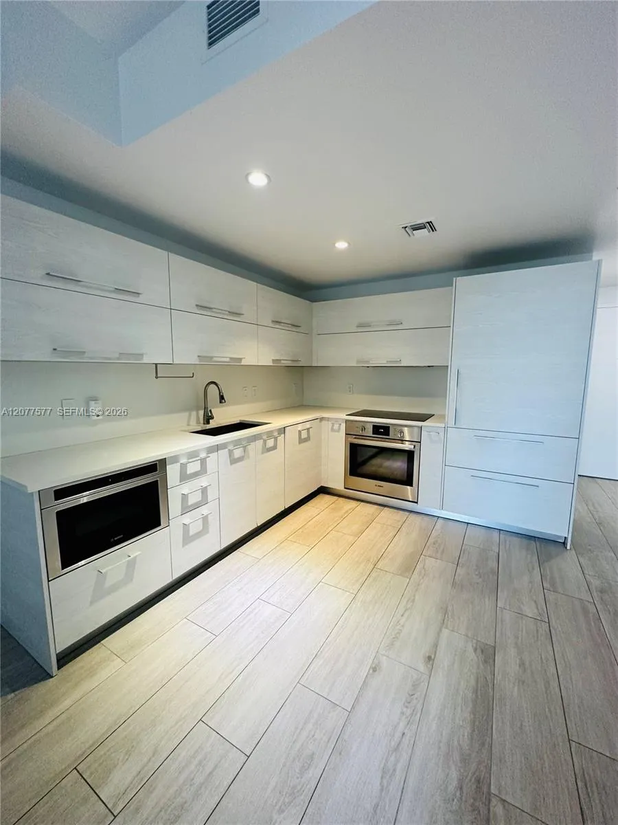 45 SW 9th St #1202 Miami, FL 33130